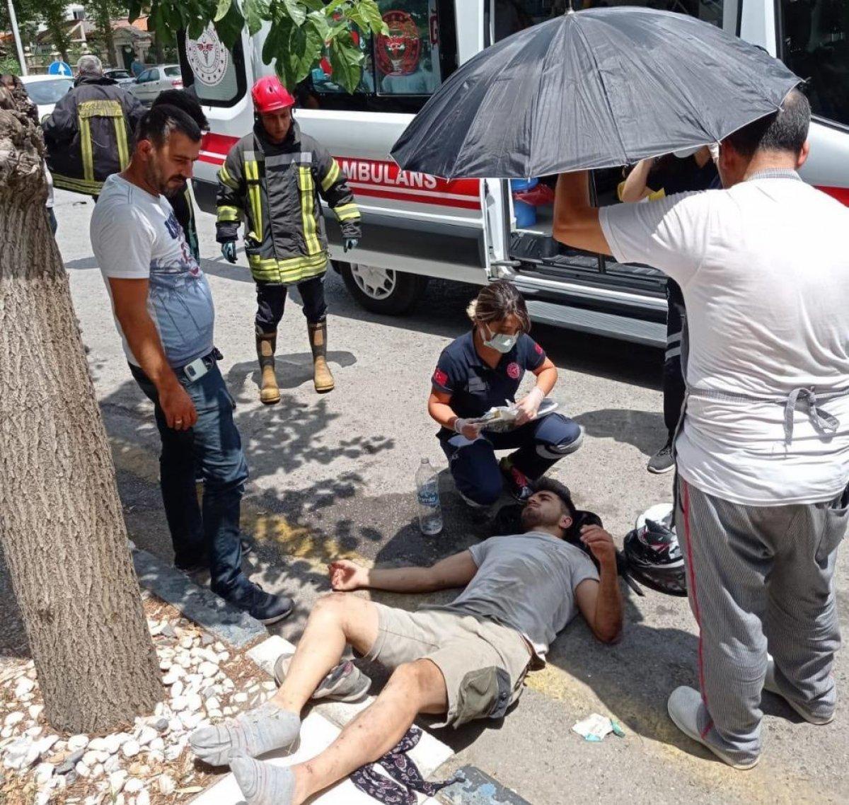 Manisa'da motosiklet ile kamyonetin çarpışma anı