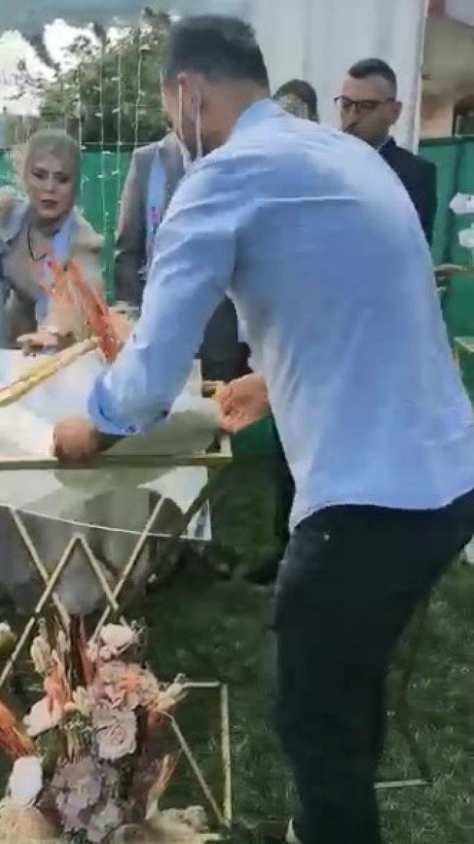 Kocaeli'de nişan pastası devrilen gelin ağladı