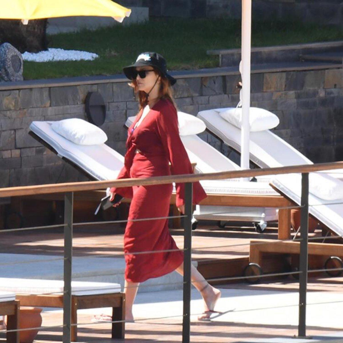 Mine Tugay, denize girmek yerine poz verdi