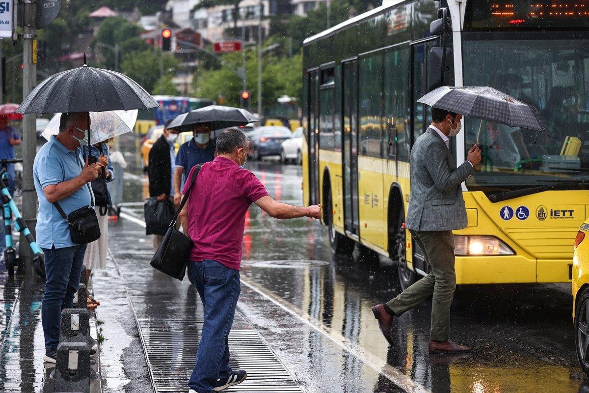 İstanbul güne yağmurla uyandı