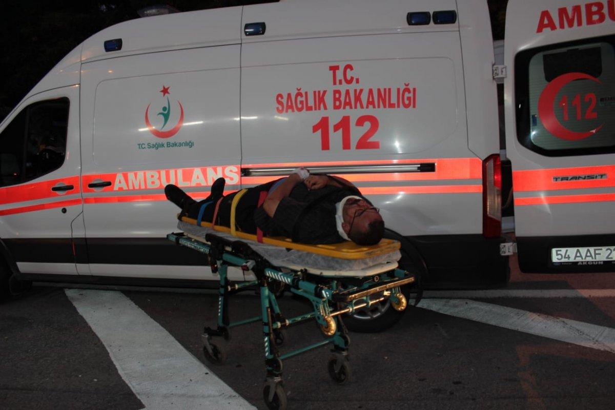 Sakarya'da taksi bariyerle çarptı