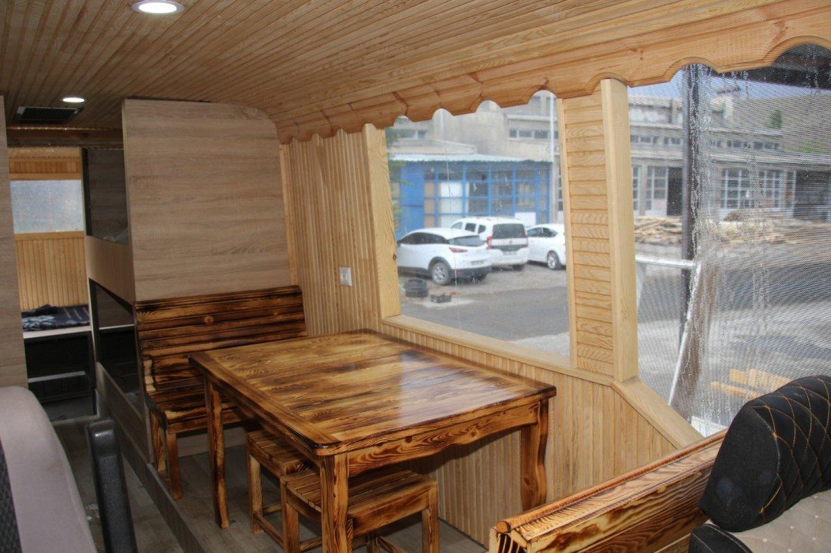 Eski otobüsü karavan yaptı