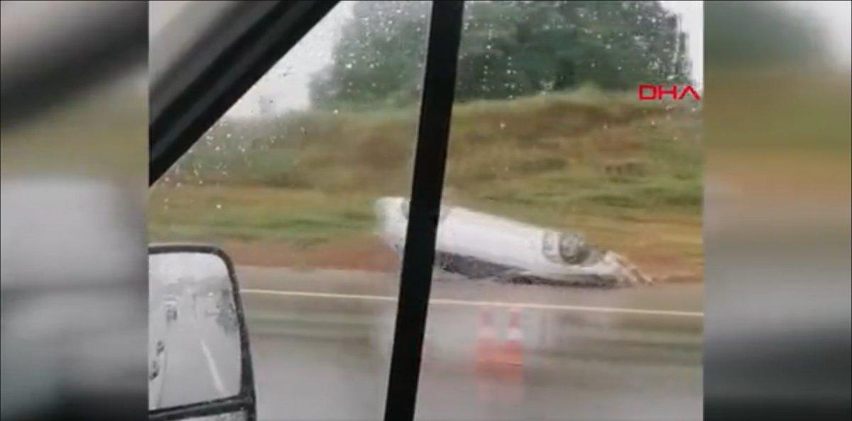 Kocaeli’de zincirleme kazaya müdahale eden ambulanslara otomobil çarptı