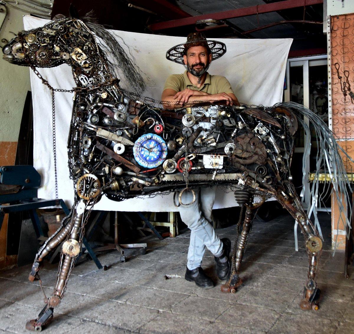 Muğla’da 3 bin hurda parçasını birleştirerek at yaptı