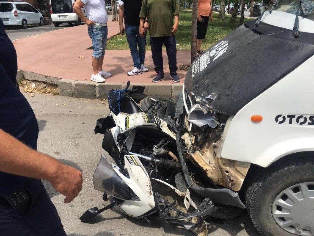 Manisa'da motosiklet ile kamyonetin çarpışma anı