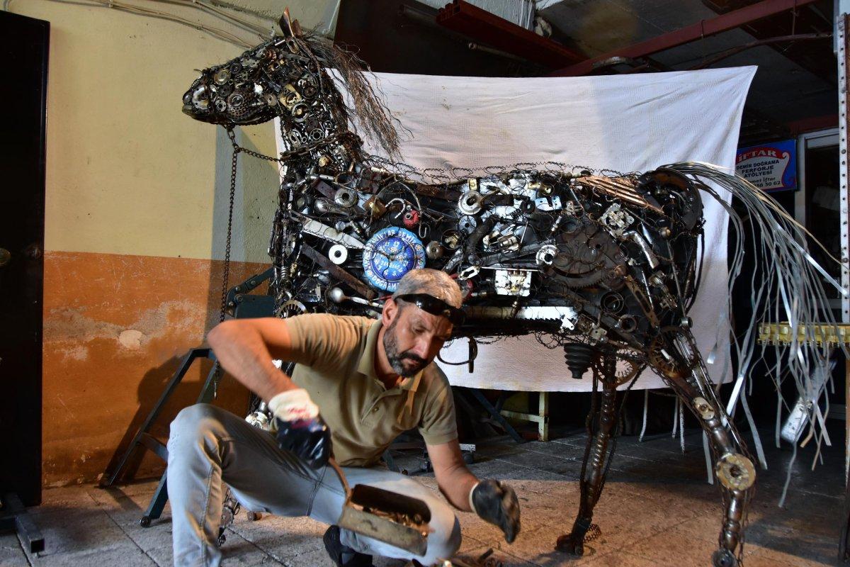 Muğla’da 3 bin hurda parçasını birleştirerek at yaptı