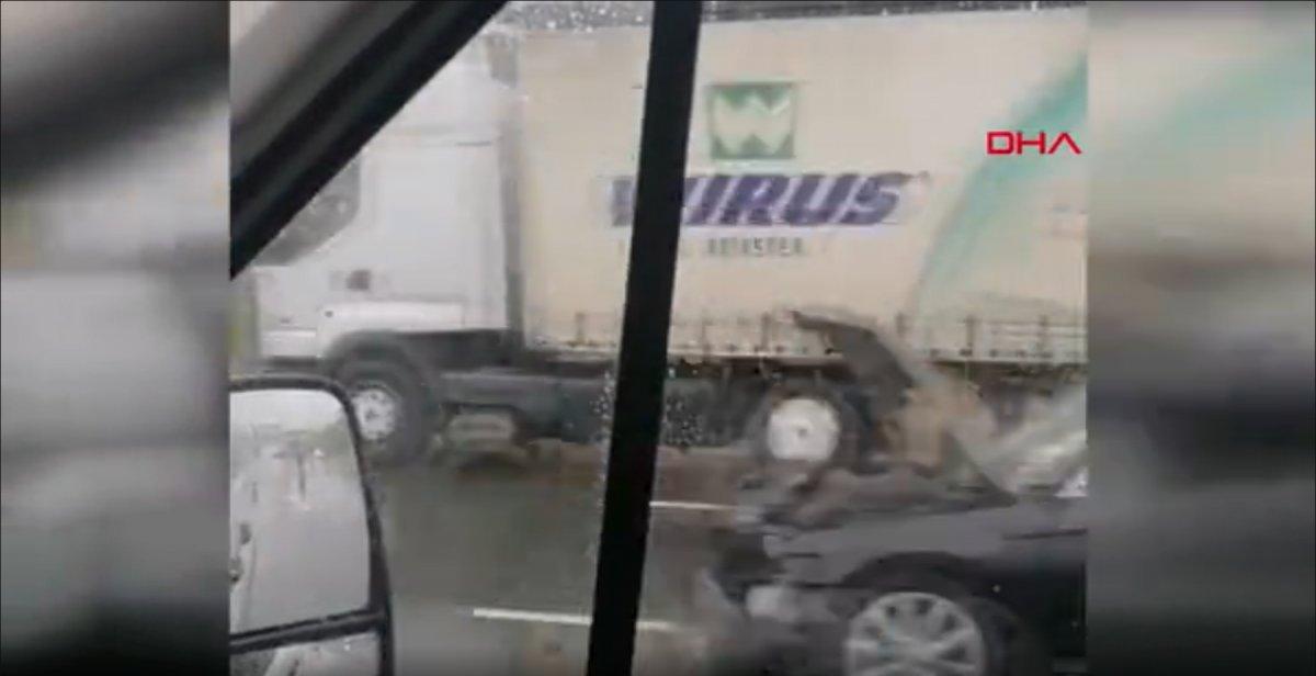 Kocaeli’de zincirleme kazaya müdahale eden ambulanslara otomobil çarptı