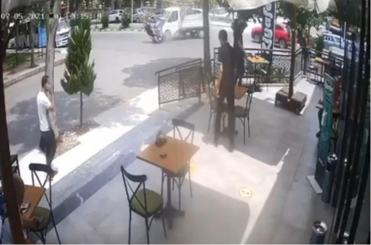 Manisa'da motosiklet ile kamyonetin çarpışma anı