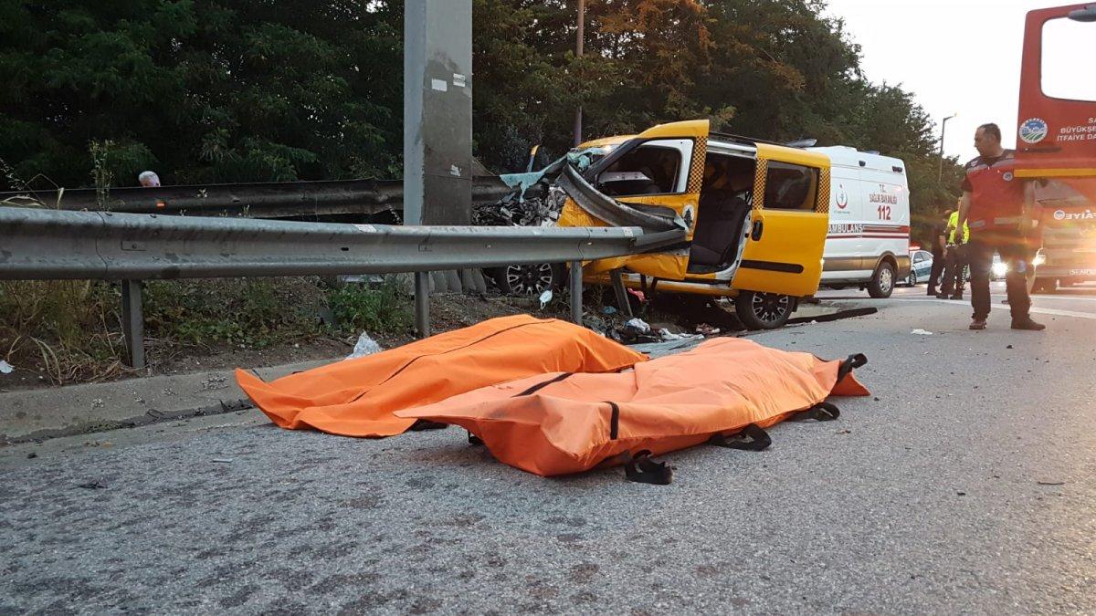 Sakarya'da taksi bariyerle çarptı