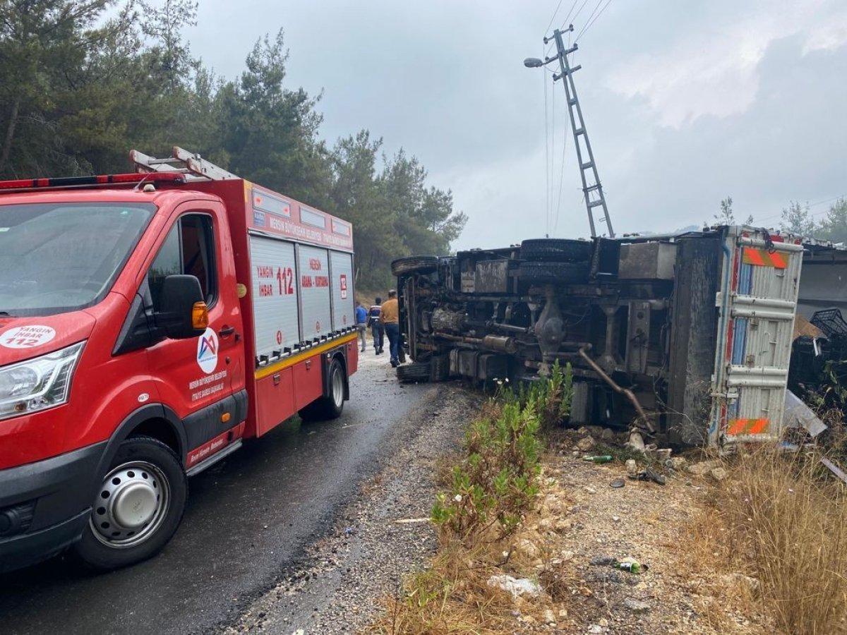 Mersin’de mevsimlik işçileri taşıyan kamyonet devrildi