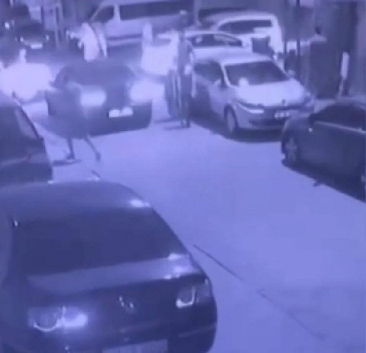 Başakşehir’de geri giderken hem yayaya hem otomobile çarptı