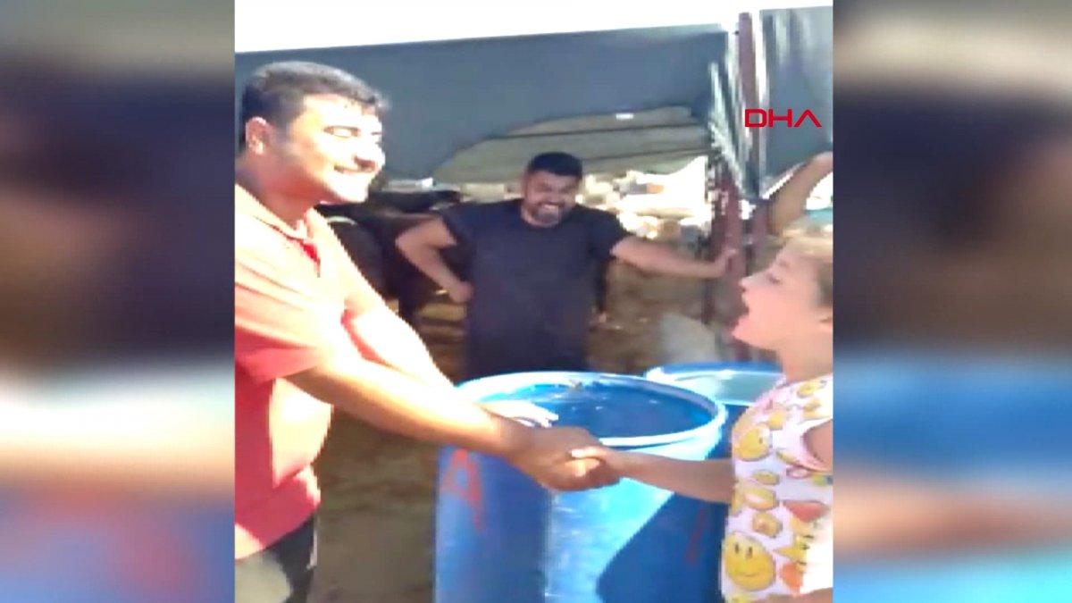 İzmir’de babasıyla kurban pazarına gelen çocuğun pazarlık anları