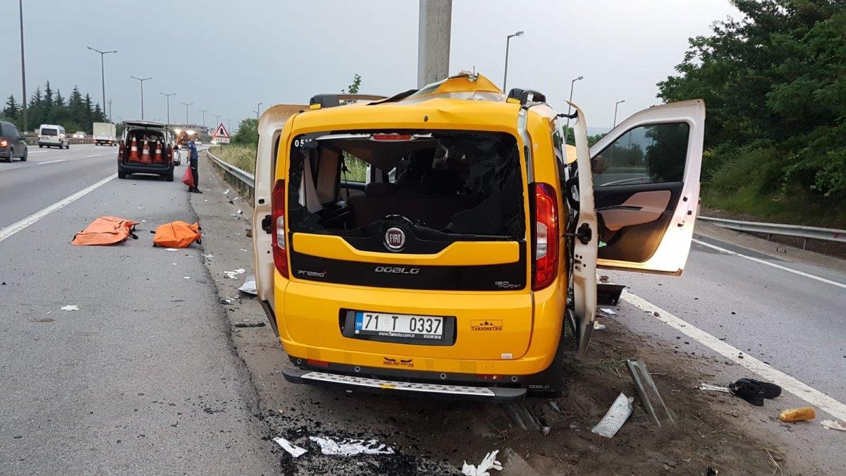 Sakarya'da taksi bariyerle çarptı