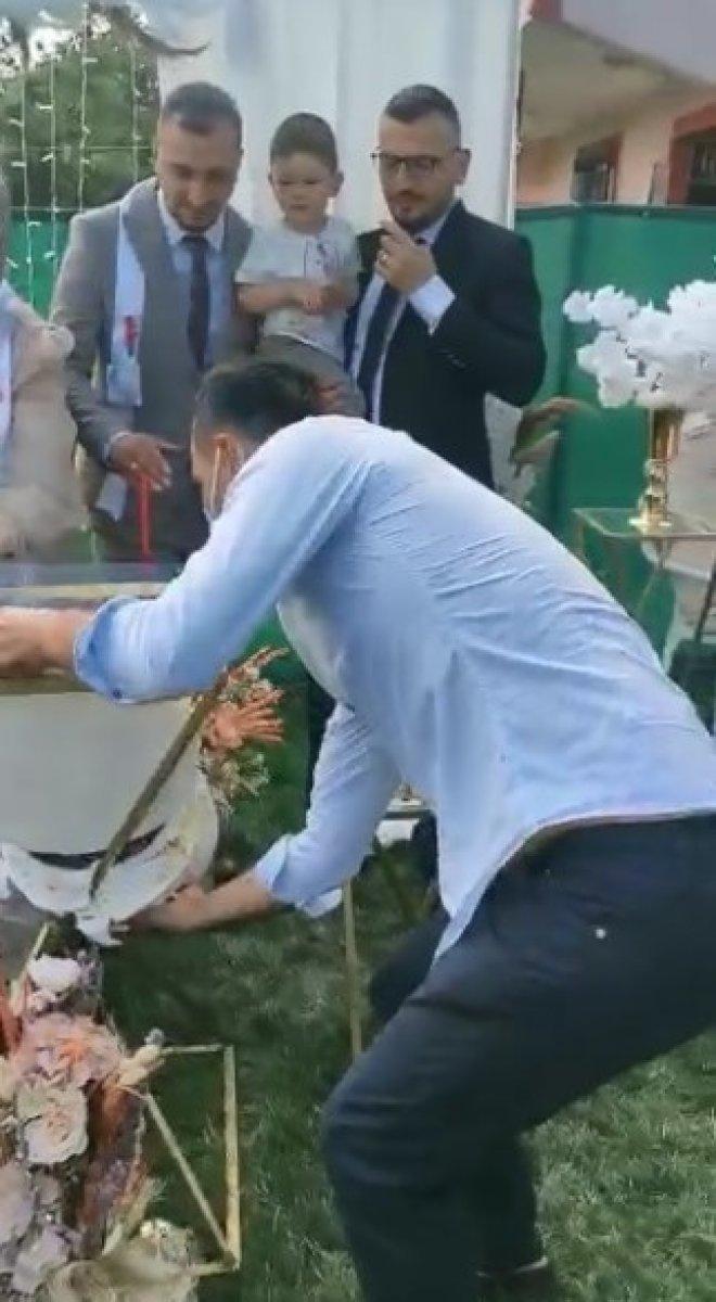 Kocaeli'de nişan pastası devrilen gelin ağladı