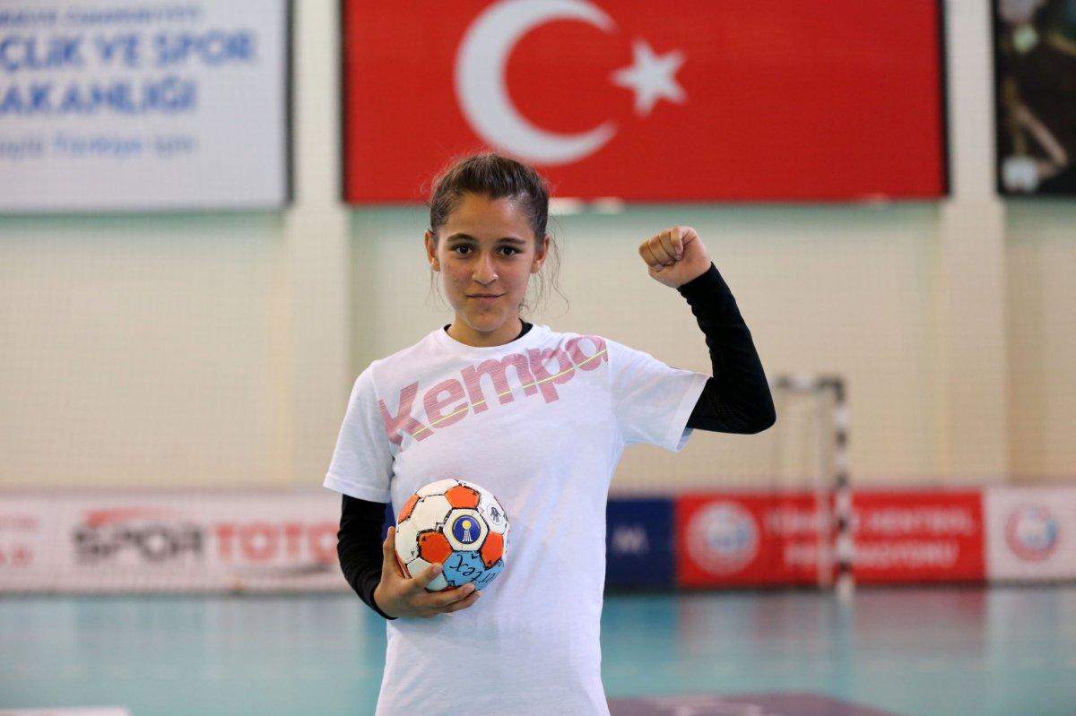 Şanlıurfalı minik hentbolcu Merve Akpınar: Köyümdeki kız çocuklarının kaderini değiştireceğim