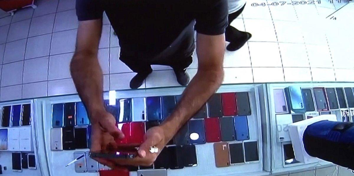 Avcılar'da selfieyle dükkandakileri oyalayan hırsız, telefon çaldı