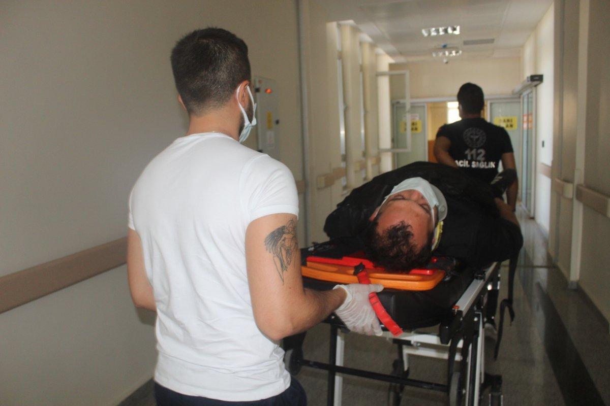 Adıyaman’da otomobil yayaların arasına daldı