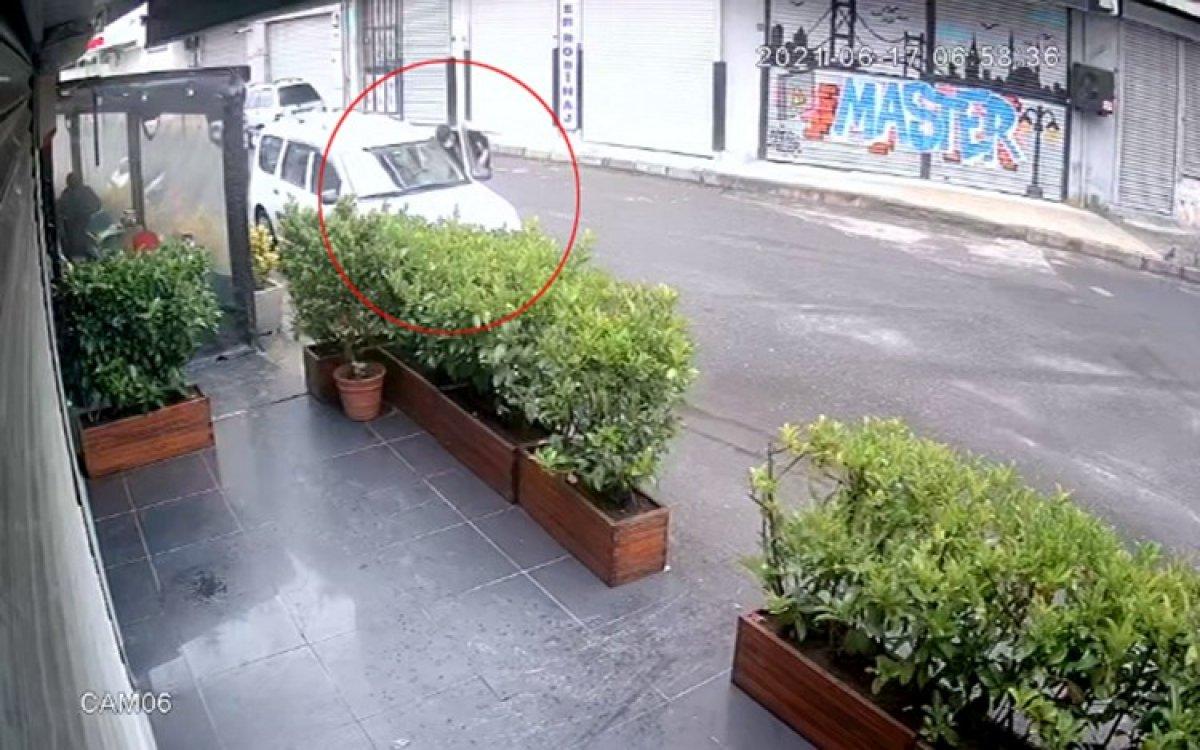 Kağıthane'de park halindeki araçtan telefon çalındı