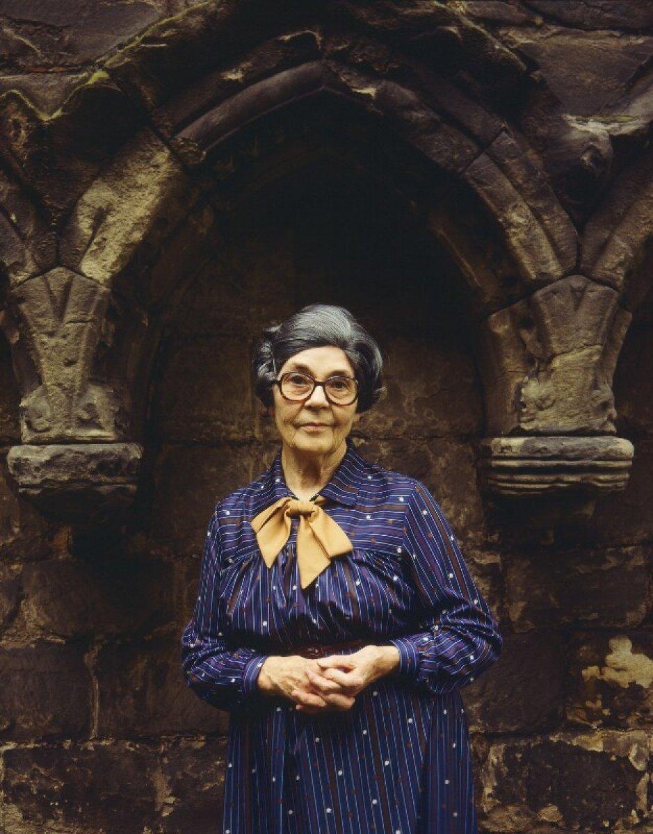 Yazar Edith Pargeter'ın yeni polisiyesi: Marazi Bir Kemik Merakı