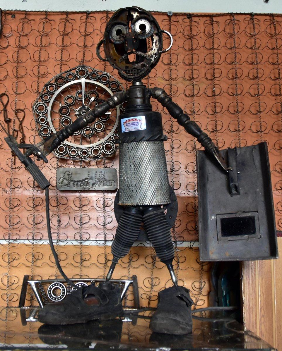 Muğla’da 3 bin hurda parçasını birleştirerek at yaptı