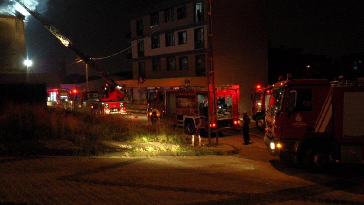 İstanbul'da çatı yangını çıktı, mahalleli sokağa döküldü
