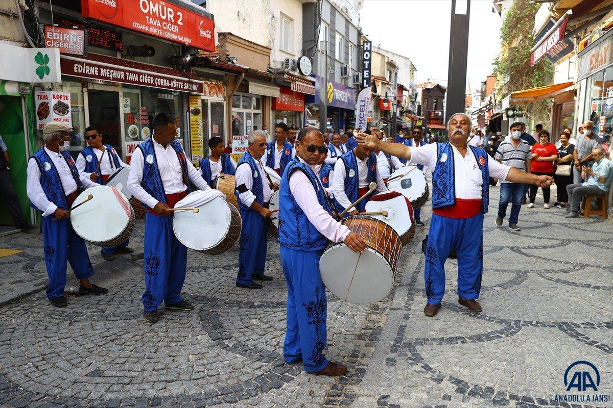 Kırkpınar davul ve zurna ekibi, geleneksel davet için yollarda