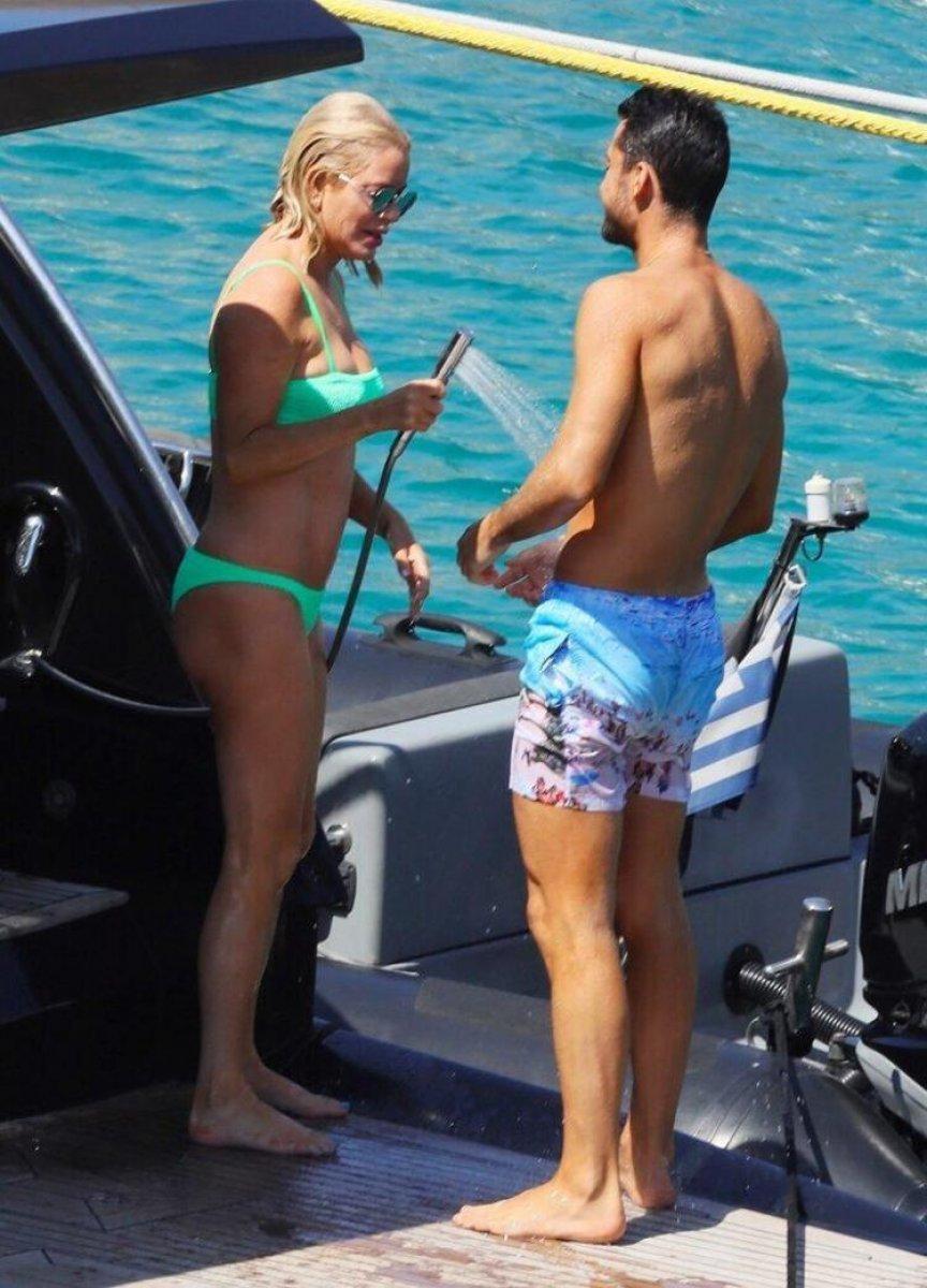 Caroline Stanbury 19 yaş küçük aşkıyla tatilde