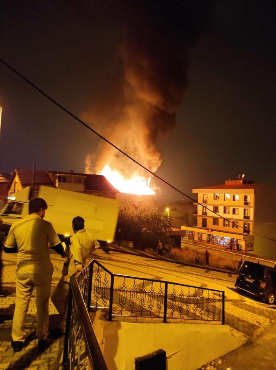 İstanbul'da çatı yangını çıktı, mahalleli sokağa döküldü
