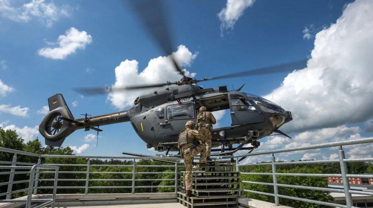 Almanya'daki tatbikatta köpekler, başörtülü kadın üzerinde eğitildi