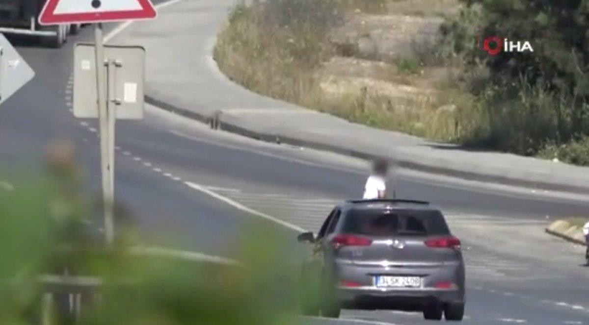 Arnavutköy'de sunrooftan sarkan çocuğun tehlikeli yolculuğu