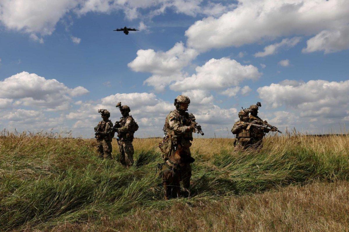Almanya'daki tatbikatta köpekler, başörtülü kadın üzerinde eğitildi