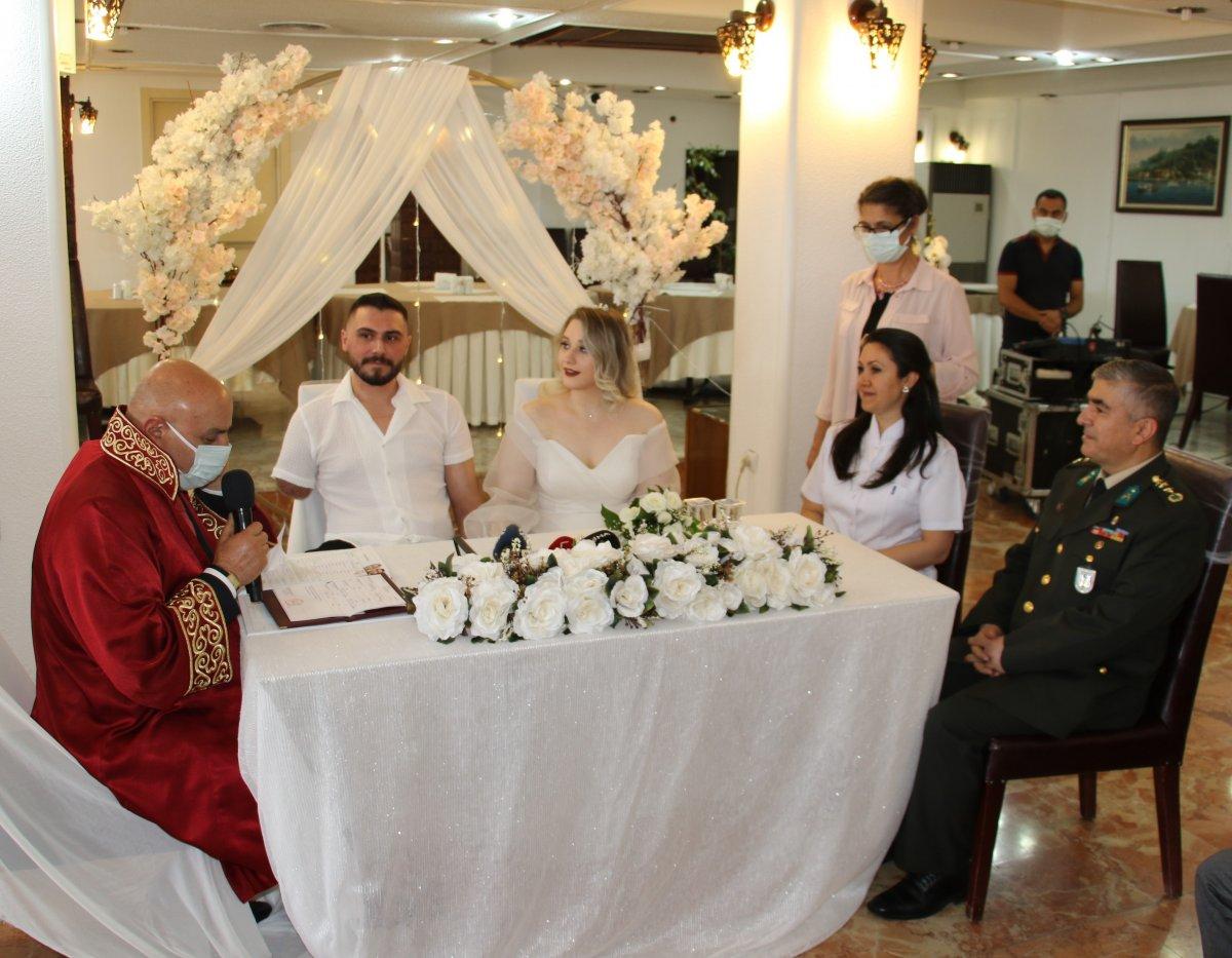 Pençe-Şimşek Harekatı gazisi, tedavi gördüğü hastanede evlendi