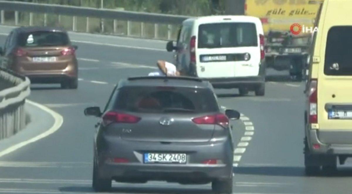 Arnavutköy'de sunrooftan sarkan çocuğun tehlikeli yolculuğu