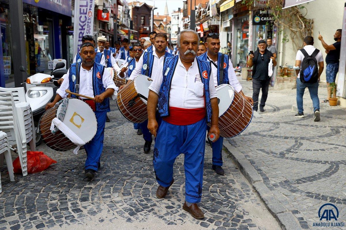 Kırkpınar davul ve zurna ekibi, geleneksel davet için yollarda