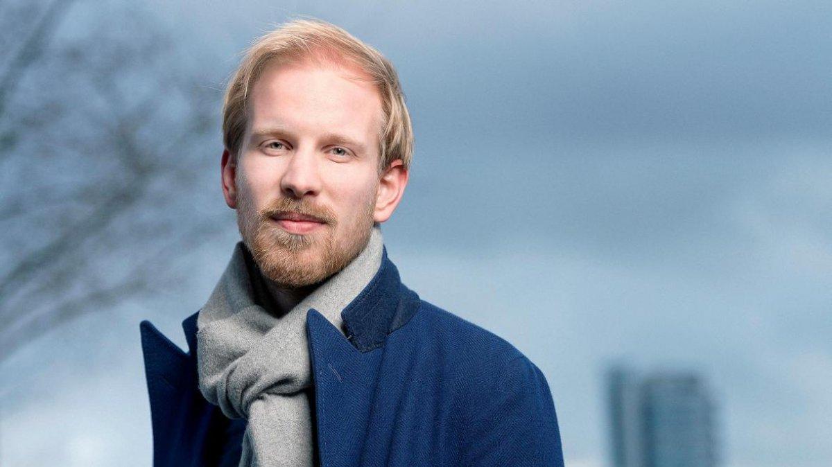 Yazar Rutger Bregman'ın Çoğu İnsan İyidir kitabı