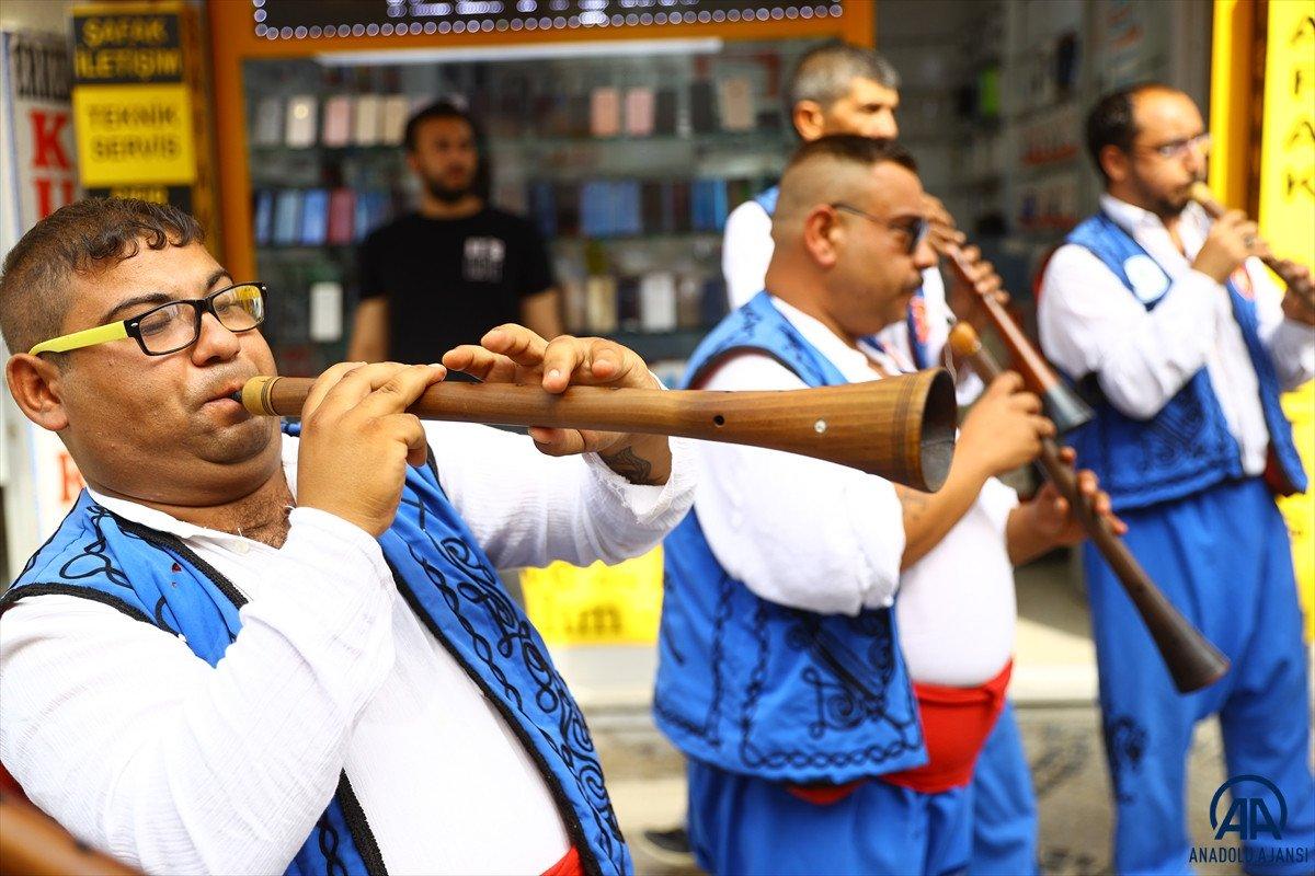 Kırkpınar davul ve zurna ekibi, geleneksel davet için yollarda