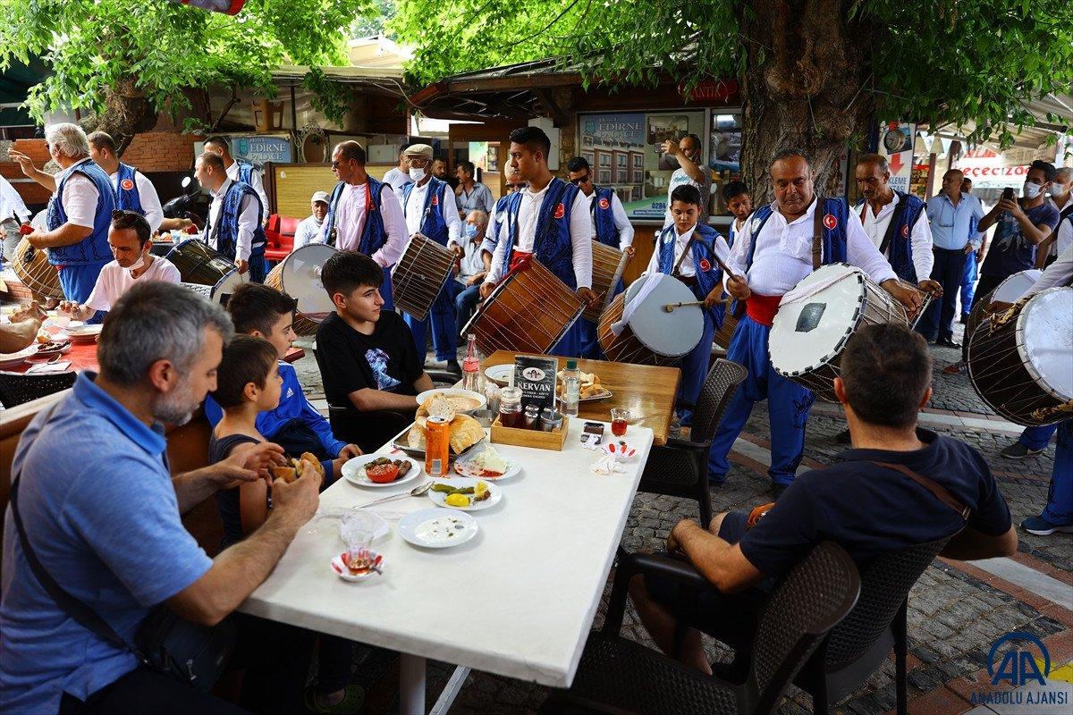 Kırkpınar davul ve zurna ekibi, geleneksel davet için yollarda