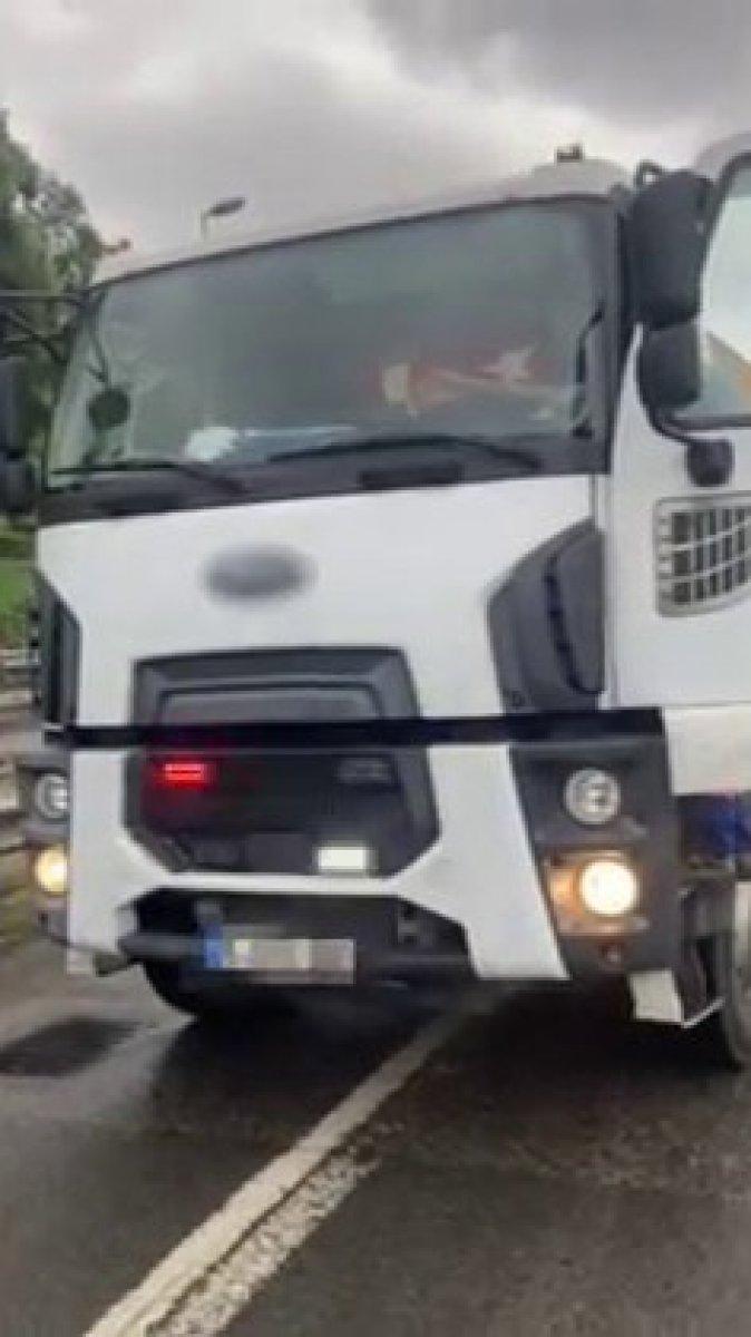 Üsküdar’da, çakarlı kamyon sürücüsüne para cezası verildi