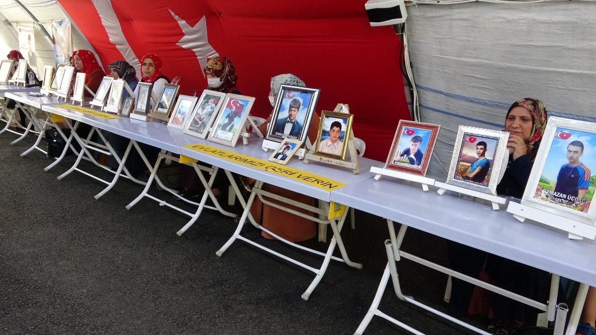 Süleyman Soylu, evlat nöbetindeki ailelerle görüştü