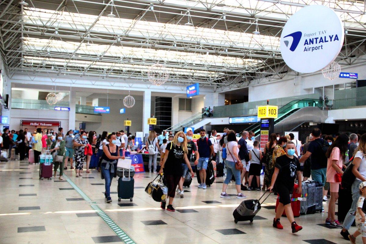 Antalya Havalimanı'nda tarihi yoğunluk