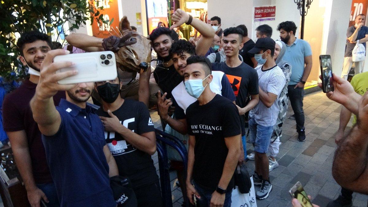 Amerikalı sanatçının fare oyununa Taksim'de yoğun ilgi