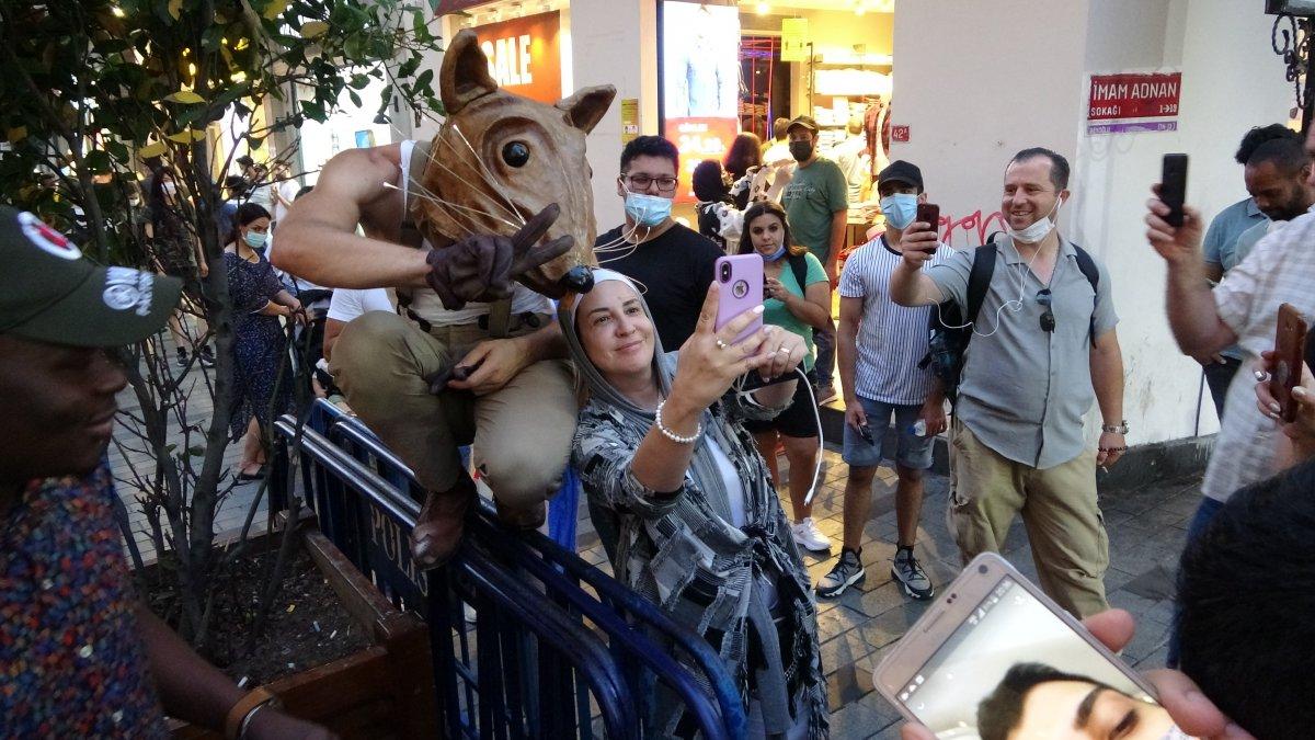Amerikalı sanatçının fare oyununa Taksim'de yoğun ilgi