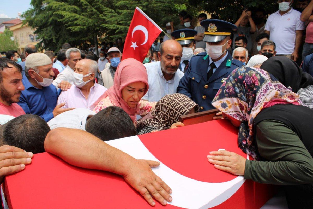 Şehit astsubay, gözyaşlarıyla son yolculuğuna uğurlandı