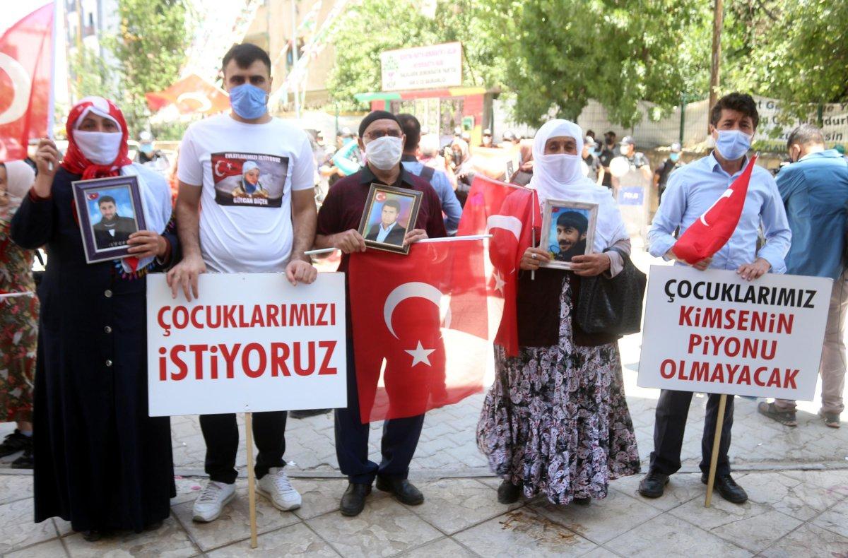 Van’da evladı teslim olan anne nöbeti bırakmadı