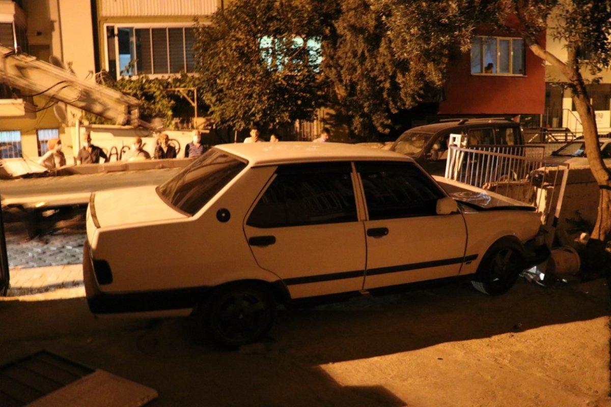Denizli’de, bahçe duvarına çarptıktan sonra otomobilini bırakıp kaçtı