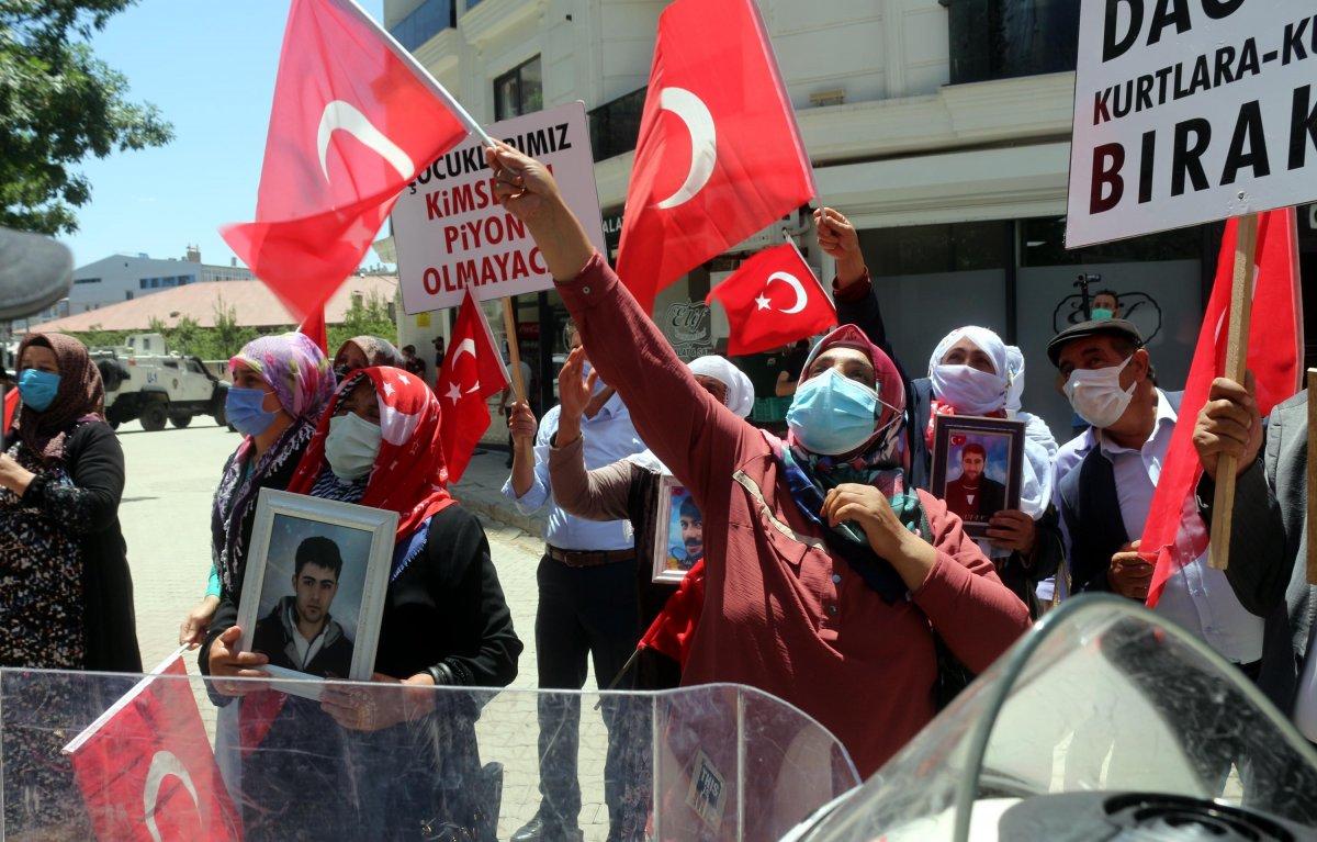 Van’da evladı teslim olan anne nöbeti bırakmadı