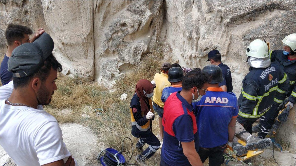 Kapadokya'da fotoğraf çeken turist kayalıklar arasında sıkıştı
