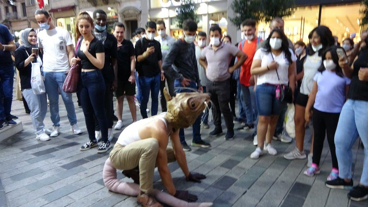 Amerikalı sanatçının fare oyununa Taksim'de yoğun ilgi