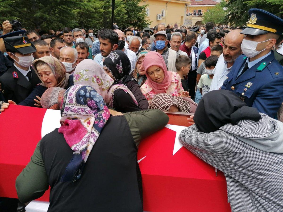 Şehit astsubay, gözyaşlarıyla son yolculuğuna uğurlandı