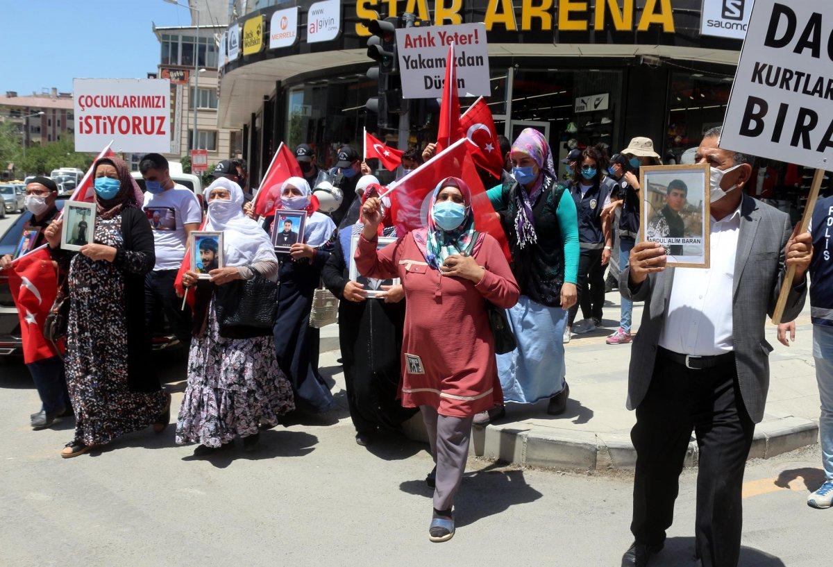 Van’da evladı teslim olan anne nöbeti bırakmadı